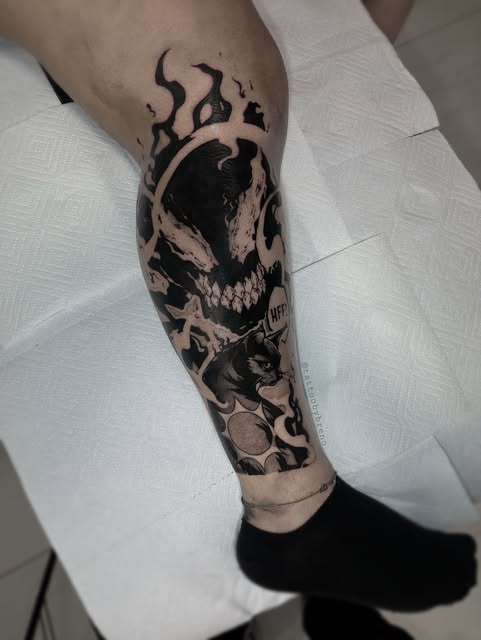 Venom em preto e cinza na perna