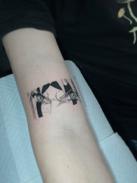 Olhar de personagem de anime tatuado no braço